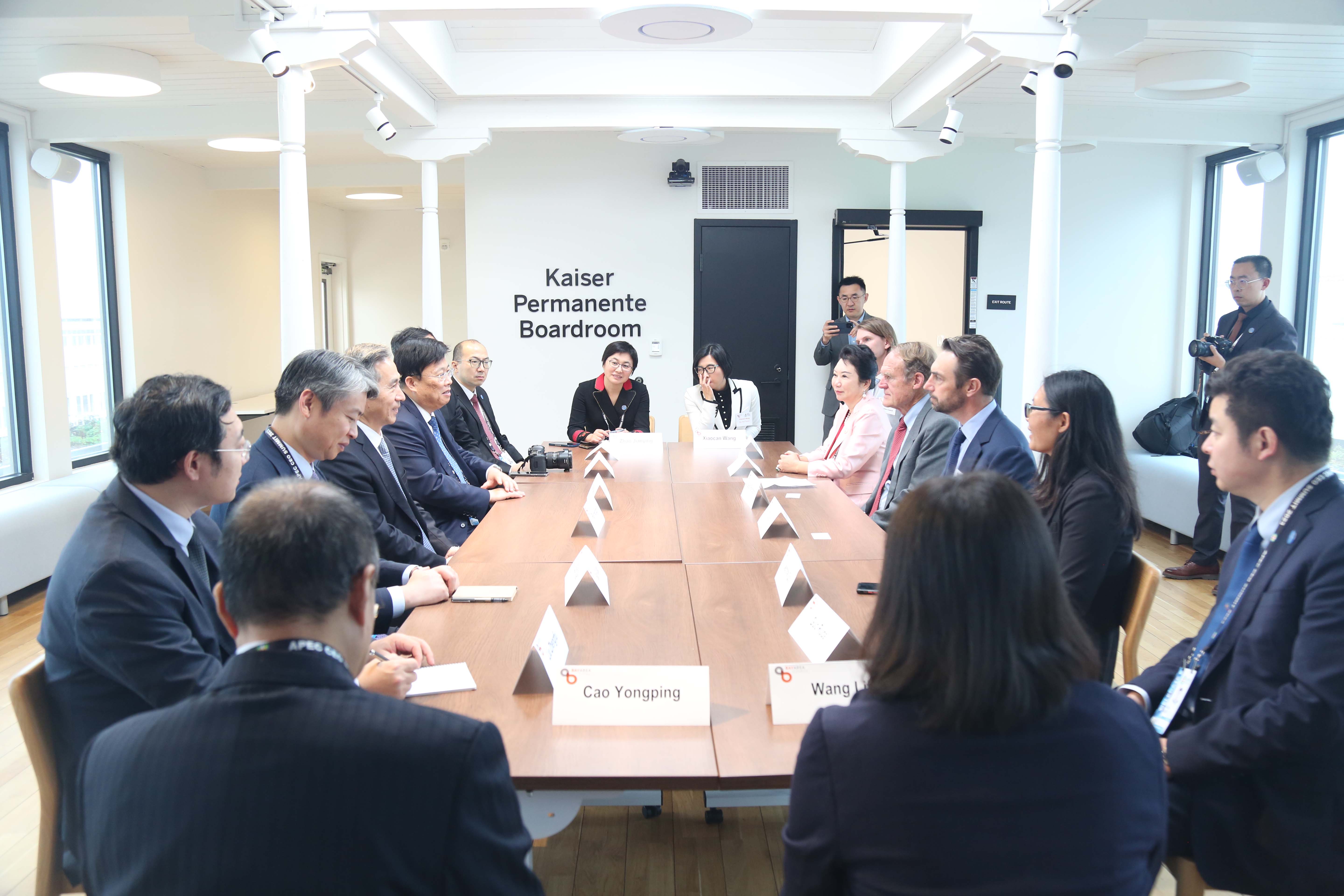 zoty中欧体育集团董事局李俐与中国贸促会会长任鸿斌交流